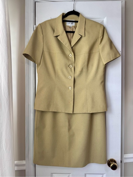 Le Suit Dresses & Skirts - Le Suit Women's Two-Piece Short Sleeve Skirt Set in Olive
